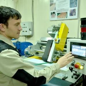 Elastomer qoplamali tekis haydovchi kamarlar