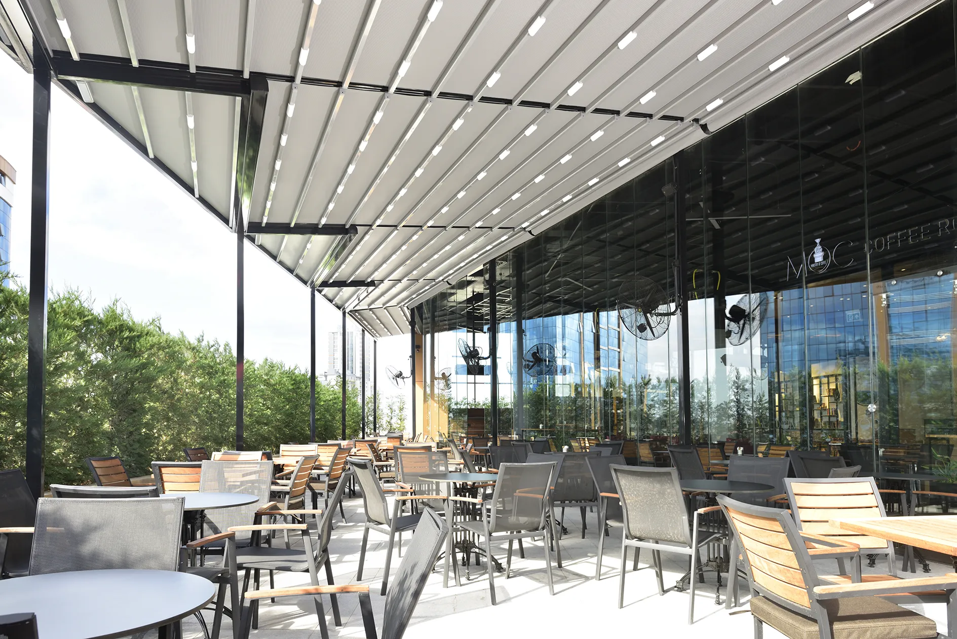 RTS 1300 seriyali masofadan boshqarish pulti bilan avtomatik pergola