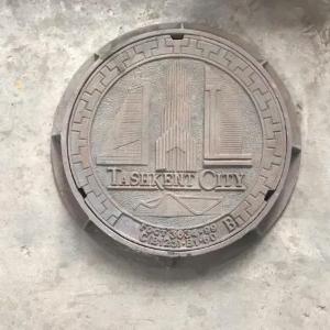 Канализационный люк над смотровым колодцем