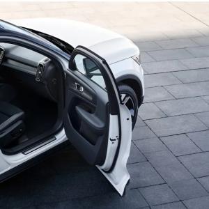 Автомобиль Volvo XC40