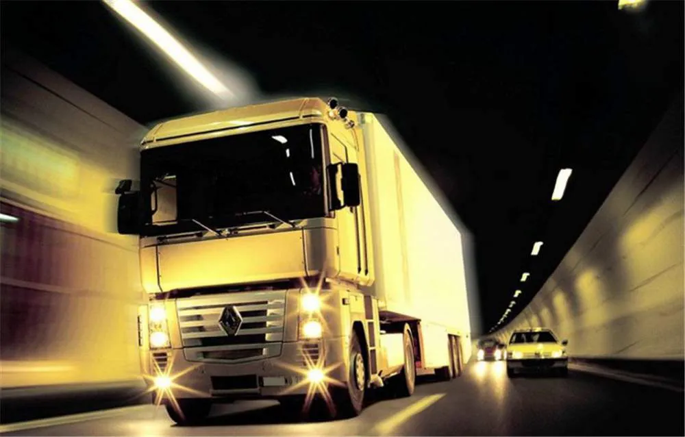 Avtomobil transportida yuk tashish