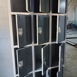 Metall shkaf 12 hujayradan iborat.