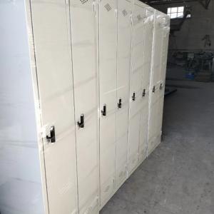 Kiyinish xonasi uchun metall shkaf