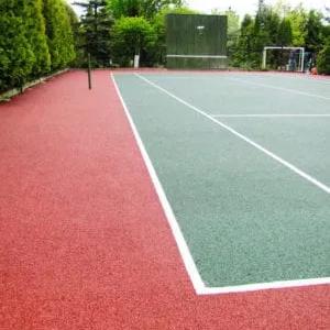 Tennis kortining rezina pollari