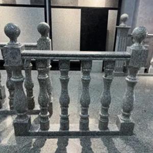 Полированные круглые тумбы из Куксаройского гранита