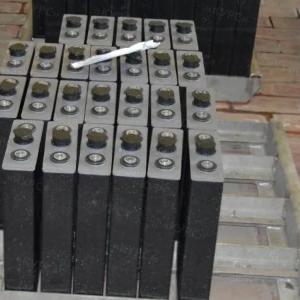 Traktsion kislotali akkumulyatorlar