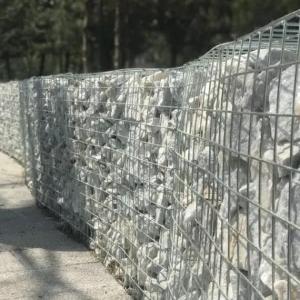 Габион из оцинкованной сетки наполненной камнями