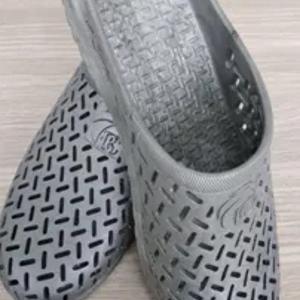 Ochiq havoda dam olish uchun erkaklar yozgi poyafzallari