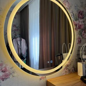 Умное зеркало золотое 04, 70х70 см