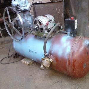 Garaj kompressorining quvvati 0,15 m3 / min Rish = 8 kg / sm2 qabul qiluvchi hajmi 70 l