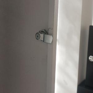 Вентиляция ва қулфлари билан гардероб учун металл шкаф