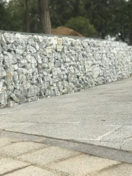 Toshlar bilan to'ldirilgan ruxlangan to'rli Gabion