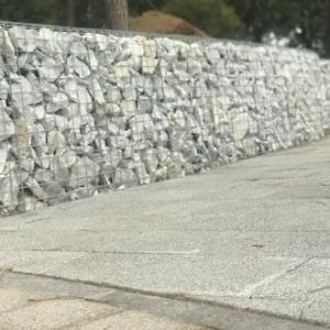 Габион из оцинкованной сетки наполненной камнями