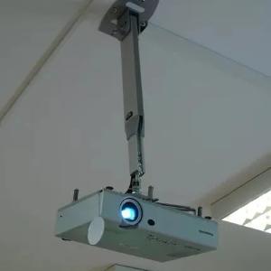 Универсальное потолочное крепление для проектора.