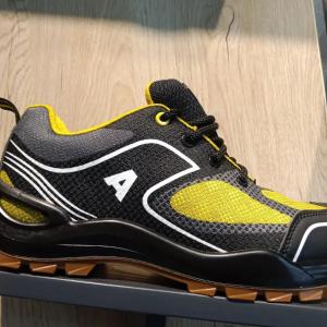 ustki qismi : vandalga qarshi teri va 100% polyester,   Astar; nafas oladigan, ko'pikli teshilgan 3D mash. 200 J gacha ta'sirigacha zarbadan himoya uchun metall oyoq qopqog'i.  Ichki patak: EVA ustra qulay patak; tag qismi quyma usulda  ikki qavatli PU/TP