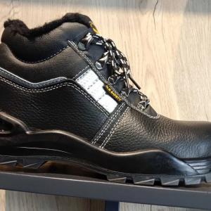 Himoya poyabzali! Model: DеLPHINе  Hajmi: 37 dan 47 gacha  tepa qismi: tabiiy teri buqa terisi qalinligi 1,8 mm.  Astar: 3D to'rli to'qima mato.  nur qaytarish  elementi  mavjud. Metall va kompozit (metall bo'lmagan) himoya qoplami 200 J gacha zarbaga bar