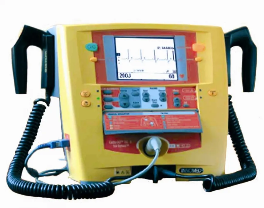 Ikki fazali defibrilator CardioAID 360B