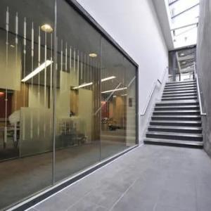 Огнестойкие (противопожарные) витражи предназначены для гарантированного предотвращения распространения пожара с этажа на этаж и в соседние отсеки здания.