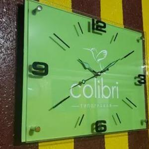 Настенные часы с логотипом компании