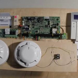 Harakat va yong'inga qarshi datchiklarni o'rnatish va ulash