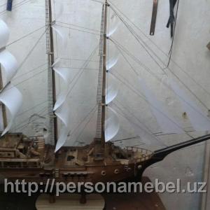 Деревянный корабль из ореха