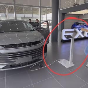 Напольная информационная стойка для планшета