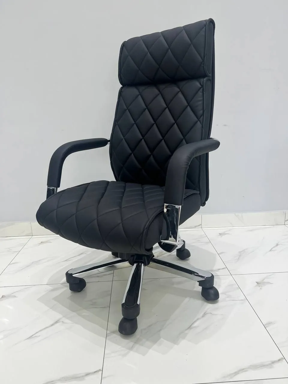 Menejer Diamond uchun ofis kafedrasi