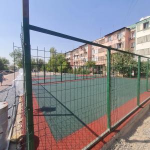 Tennis kortining rezina pollari