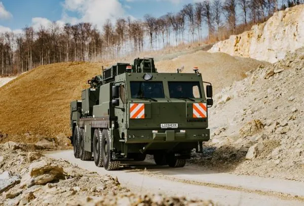LIEBHERR harbiy krani