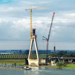 Самоходный кран LIEBHERR с решетчатой стрелой до 750 тн