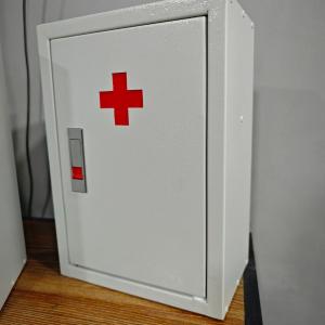 Металлический шкаф для аптечки