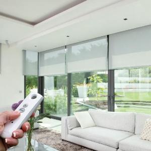 Pult bilan boshqariladigan rollo jalyuzi