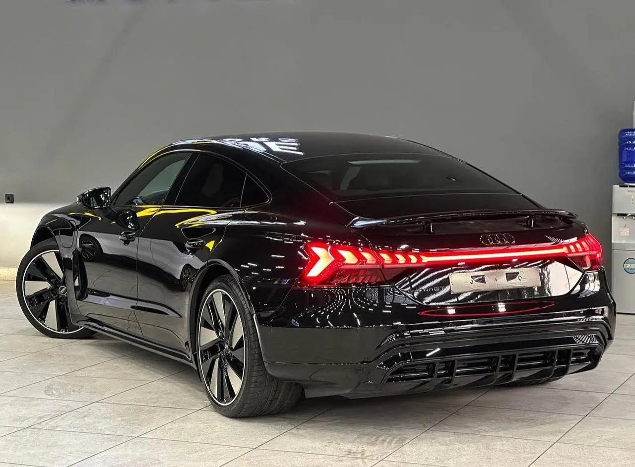 Электромобиль Audi e-tron GT 500km 2022