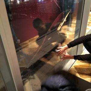 Do'konlar uchun quyoshdan himoya qiluvchi shaffof plyonka