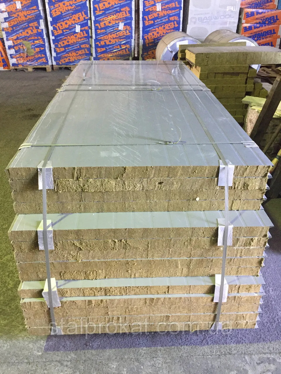 Кровельные сэндвич панели RAL 3005 -бордовые, RAL 5005 – синие,  толщина 80мм