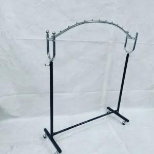 Kiyimlar uchun egilgan ustunli ilgich