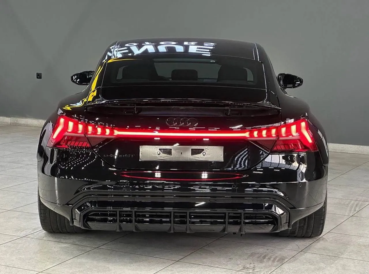 Электромобиль Audi e-tron GT 500km 2022