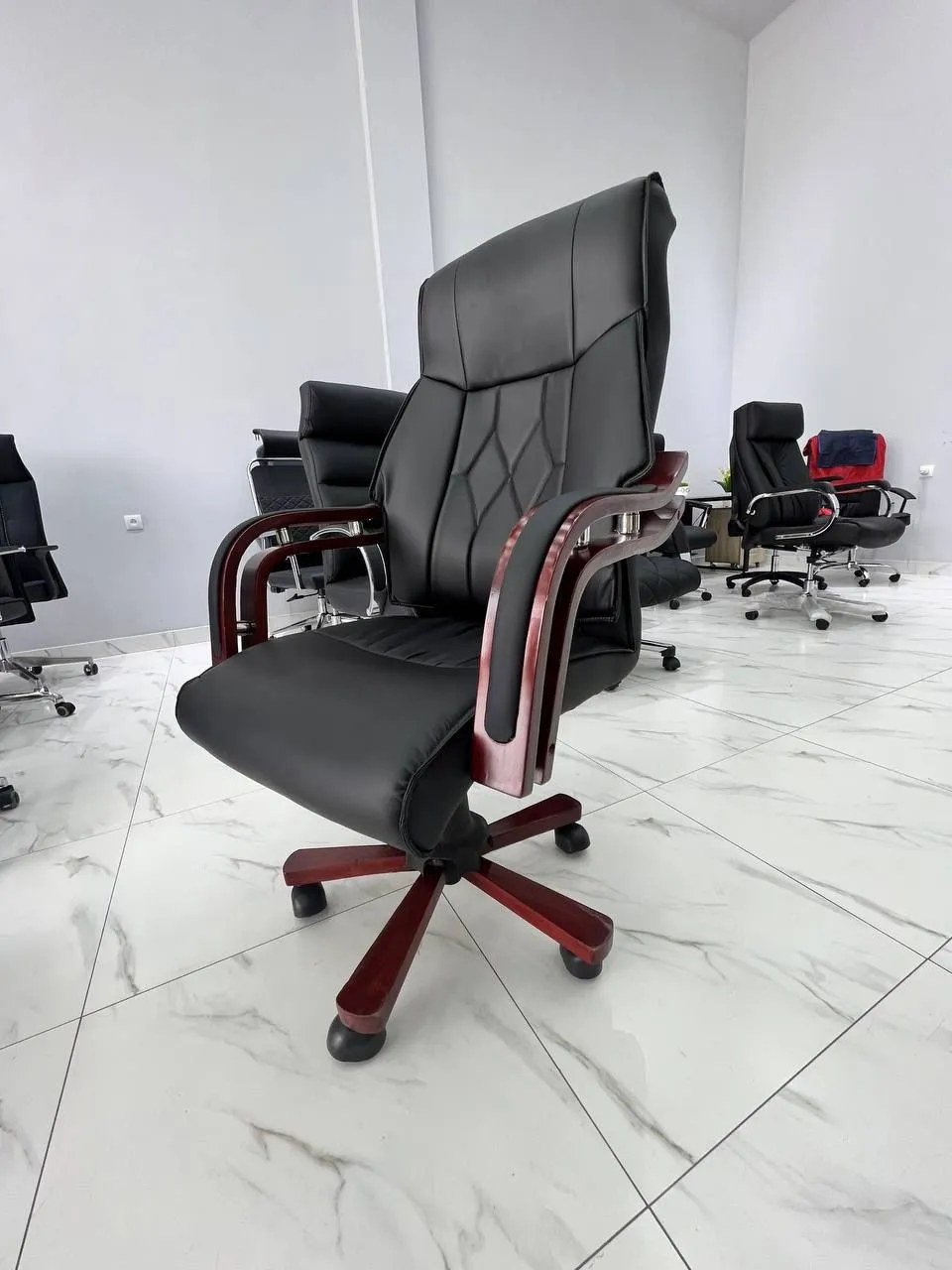 Katta ofis kreslosi