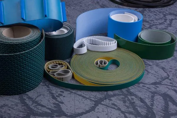 Elastomer qoplamali tekis haydovchi kamarlar