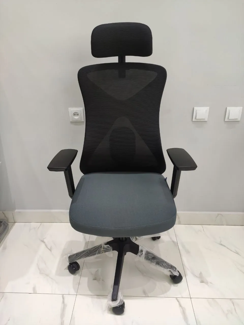 Menejerlar va xodimlar uchun to'rli ofis stullari