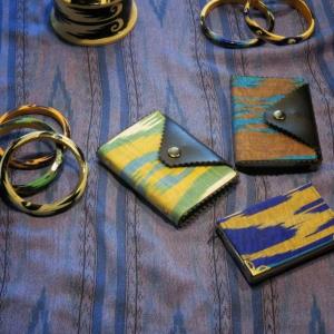 Milliy Ikat uslubidagi eksklyuziv sovg'a vizit kartalari egalari