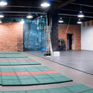 Fitnes klublari va krossfit maydonlari uchun kauchuk plitkalar (RP)