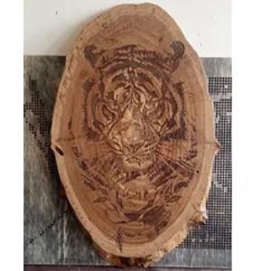 Kesilgan daraxtdagi soatlar va rasmlar