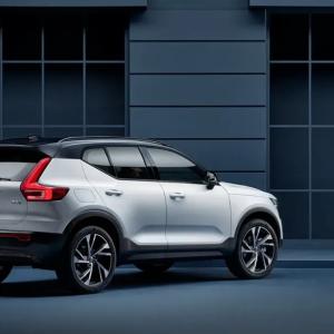 Автомобиль Volvo XC40