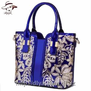 Женская сумка с цветочной апликацией