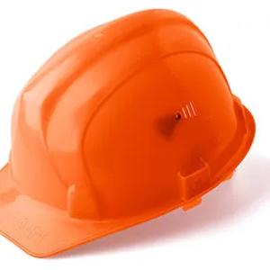 Ishlab chiqaruvchining markali yozuvi bo'lgan himoya dubulg'asi