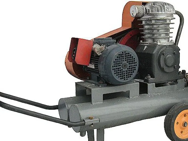 Garaj kompressorining quvvati 0,15 m3 / min Rish = 8 kg / sm2 qabul qiluvchi hajmi 70 l