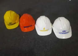 Ishlab chiqaruvchining markali yozuvi bo'lgan himoya dubulg'asi