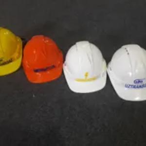 Каска защитная с фирменной надписью от производителя