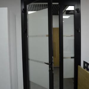 Двери алюминиевые